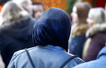 Γυναίκα με μαντήλα πλήθος