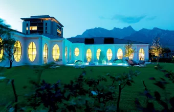 Amazing Hotels: Life Beyond the Lobby