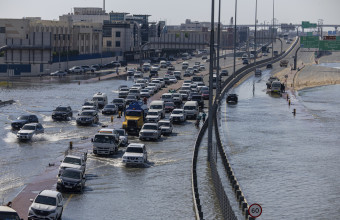  «Παραλύει» το Ντουμπάι από τις βροχοπτώσεις και τις πλημμύρες