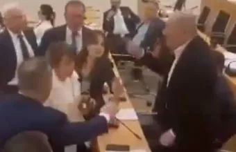 Γεωργία: Βουλευτής χτύπησε στο κεφάλι συνάδελφό της με μπουκάλι νερό