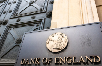 Σταθερό στο 5,25% το επιτόκιο της Τράπεζας της Αγγλίας