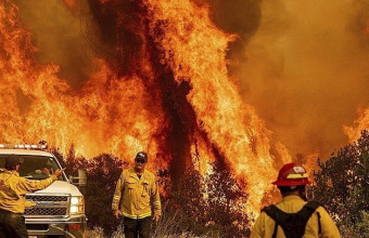Μαίνονται εκατοντάδες μέτωπα φωτιάς στον Καναδά