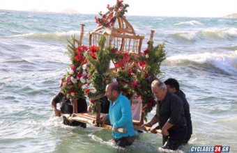 Πάσχα στη Νάξο: Μέσα στη θάλασσα ο επιτάφιος- Πλήθος πιστών στην περιφορά