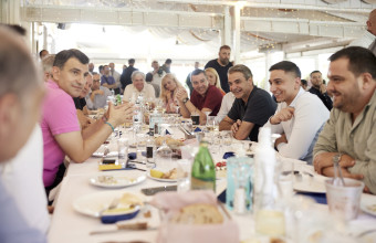 Γεύμα Μητσοτάκη με δημοσιογράφους και στενούς του συνεργάτες πριν τις κάλπες