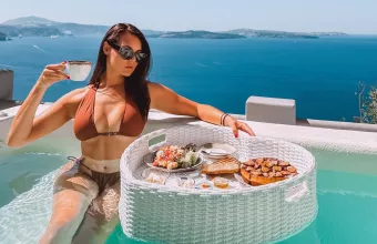 Βρισηίδα Ανδριώτου και Σπύρος Μαρτίκας ξεκίνησαν τις διακοπές τους από τη Σαντορίνη