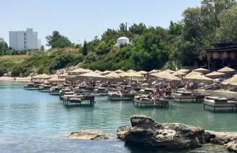 Η μάχη της ξαπλώστρας μόλις ξεκίνησε - Χατζηδάκης για παραβάσεις στον Αιγιαλό
