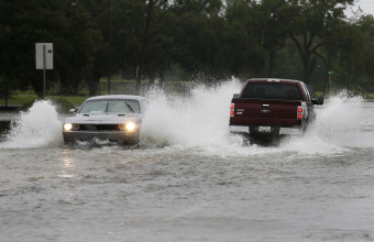 Η τροπική καταιγίδα Μπέριλ «σαρώνει» το Τέξας: Τουλάχιστον 1 νεκρός