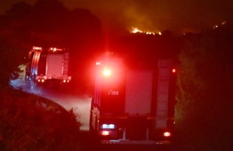 Φωτιά στην Εύβοια: Oλονύχτιες μάχες σε όλα τα μέτωπα από ανθρώπους