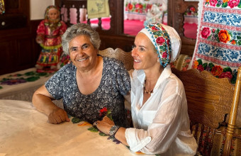 Μαρία Μπεκατώρου: Με παραδοσιακή μαντήλα ενθουσιασμένη στην Κάρπαθο