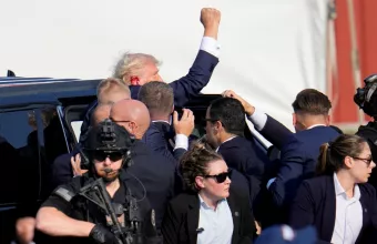 Politico: Η υψωμένη γροθιά του Τραμπ αλλάζει τα δεδομένα - Κατήφεια στο «στρατόπεδο» των Δημοκρατικών
