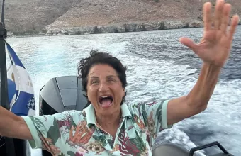 Η Άλκηστις Πρωτοψάλτη αντικρίζει παραλία της Κρήτης και τραγουδάει Ξαρχάκο-Γκάτσο