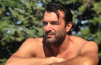 Δε θα πιστεύετε με ποια κοιμάται ο Αντώνης Βλοντάκης και η Κορίνα Στεργιάδου τον τραβάει βίντεο