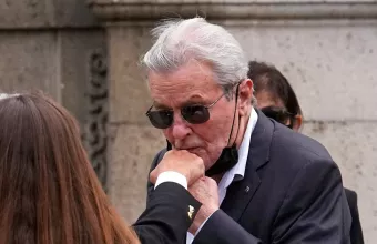 Έφυγε ένας θρύλος του σινεμά: Πέθανε σε ηλικία 88 ετών ο Αλεν Ντελόν 