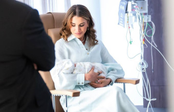 Τρισευτυχισμένη γιαγιά η Βασίλισσα Ράνια κρατά αγκαλιά το πρώτο της εγγόνι