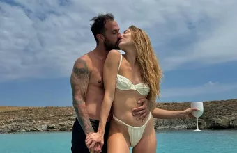 Ο Άρης Σοϊλέδης ζει τον έρωτά του με τη Μαριλίνα έχοντας στο μπράτσο του την Αντωνά
