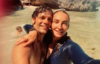 Η Ρούλα Ρέβη φωτογραφίζει τον Αποστόλη Τότσικα γυμνό