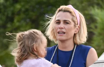 Τζένη Μπότση: Η πεντάχρονη κόρη της Αλίκη μαθαίνει surf στην Ικαρία κι εκείνη λιώνει