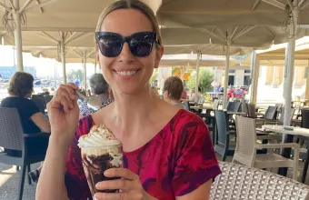Βίκυ Βολιώτη: Σπάνιες εικόνες από τις διακοπές της με τον άντρα και την κόρη τους
