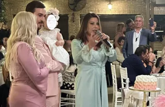 Η Άντζελα Δημητρίου τραγουδάει στην εγγονή της «Αυτά τα μάτια τ’ αγαπάω» και τη νανουρίζει στην αγκαλιά της