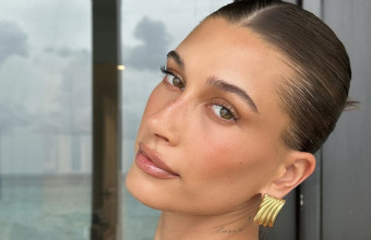 Hailey Bieber: Επιβεβαιώνει ότι τα navy blue nails είναι η απόλυτη τάση της σεζόν