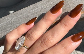 Jelly Auburn Nails: Η Hailey Bieber μας παρουσιάζει την νέα τάση που θα βλέπουμε παντού αυτό το φθινόπωρο