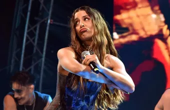 Μαρίνα Σάττι: Σταμάτησε τη συναυλία της γιατί πετούσαν αβγά στη σκηνή