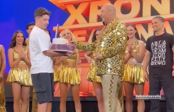 Η τούρτα έκπληξη στον Μάρκο Σεφερλή στη σκηνή στο Δελφινάριο και το τρολάρισμα με Γκουντάρα Η τούρτα έκπληξη στον Μάρκο Σεφερλή στη σκηνή στο Δελφινάριο και το τρολάρισμα με Γκουντάρα