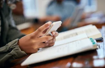 Ιταλία: Aπό τον Σεπτέμβριο θα απαγορευτεί η χρήση κινητών στα λύκεια 