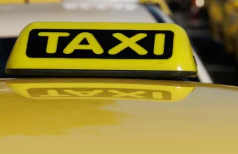 Ταξί: Πρόστιμα στους οδηγούς που δεν έχουν αυτοκόλλητο για πληρωμές POS