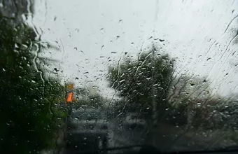 Βροχή σε τζάμι αυτοκινήτου