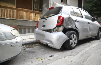 Κυψέλη: Οδηγός χτύπησε 17 αυτοκίνητα και εξαφανίστηκε – Φωτογραφίες 