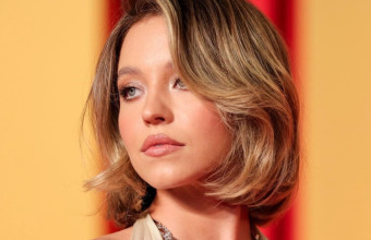 Η Sydney Sweeney αποχαιρέτησε το ξανθό καρέ και μοιάζει με 18 χρονών