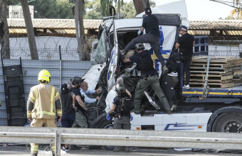 φορτηγό έπεσε σε λεωφορείο