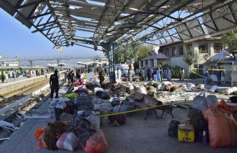 Λουτρό αίματος στο Πακιστάν: Τουλάχιστον 24 νεκροί από βόμβα σε σιδηροδρομικό σταθμό του Πακιστάν 