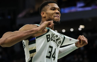 Ο «Greek Freak» άγγιξε το triple-double στην πρώτη περίοδο του Χόρνετς-Μπακς