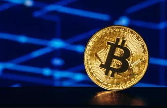 Bitcoin: Νέο ιστορικό υψηλό - Ξεπέρασε τα 121.000 δολάρια