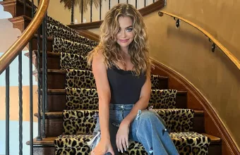 Ο απίθανος λόγος που η Denise Richards κουβαλάει ένα πιάτο στην Gucci τσάντα της