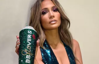 Τα crystal-covered nails της Jennifer Lopez αποδεικνύουν ότι η πολυτέλεια μπορεί να είναι εντυπωσιακή