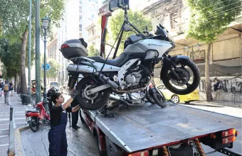 «Στο παίρνει ο γερανός!»: Συνεχείς οι έλεγχοι της Τροχαίας για δίκυκλα στο κέντρο