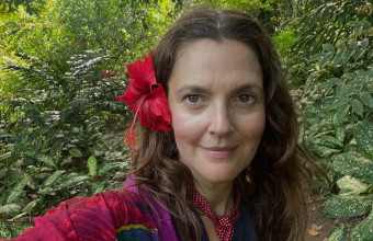 Η Drew Barrymore για την προεμμηνόπαυση: «Ξαφνικά ένιωσα να ανάβω σαν καλοριφέρ» Η Drew Barrymore για την προεμμηνόπαυση: «Ξαφνικά ένιωσα να ανάβω σαν καλοριφέρ»