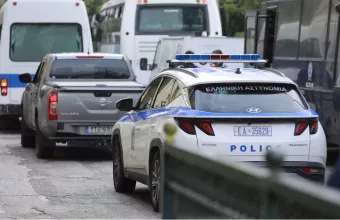 Μεταγωγή στο εισαγγελέα του δράστη της γυναικοκτονίας στους Αμπελόκηπους
