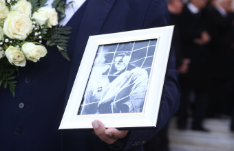 Αυτήν την ώρα το τελευταίο «αντίο» στον Νίκο Σαργκάνη - Πλήθος κόσμου στην κηδεία του - Φωτογραφίες Αυτήν την ώρα το τελευταίο «αντίο» στον Νίκο Σαργκάνη - Πλήθος κόσμου στην κηδεία του - Φωτογραφίες