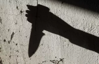 Σκιά χεριού με μαχαίρι