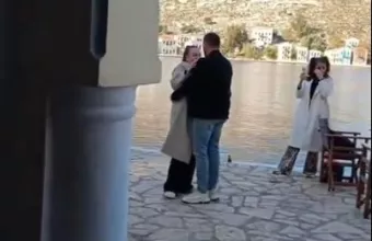 Viral η πρόταση γάμου Τούρκου νεαρού στην Ελληνίδα κοπέλα του, στο Καστελόριζο