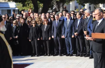 Κώστας Σημίτης: Συγκίνηση και «Αθάνατος» στο Α’ Νεκροταφείο - Δείτε βίντεο, φωτογραφίες 