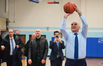 Ο Νίκος Δένδιας στο ομογενειακό Δημοτικό Σχολείο «ΚΟΡΑΗΣ» στο Σικάγο