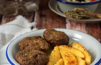 Τα πιο αφράτα μπιφτέκια με πατάτες στον φούρνο