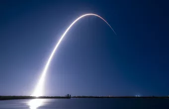 «Αγώνας δρόμου» για τη Σελήνη: Η SpaceX εκτόξευσε 2 δορυφόρους που μεταφέρουν διαστημικά σκάφη