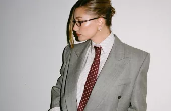 Η Hailey Bieber και η γιαγιά σου λατρεύουν αυτή την cozy χειμωνιάτικη τάση