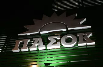 Κεντρικό λογότυπο ΠΑΣΟΚ στην είσοδο Λογότυπο ΠΑΣΟΚ